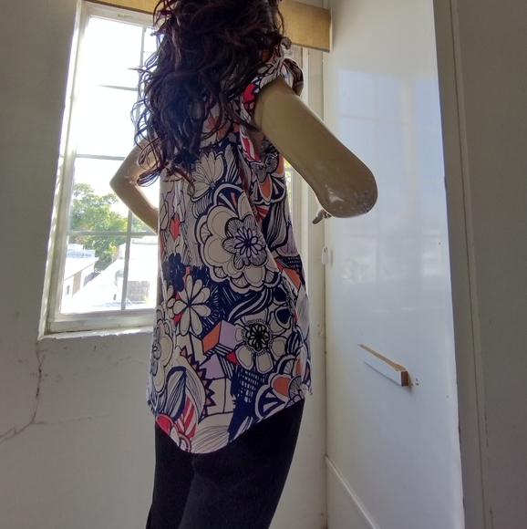 Express Multicolored Floral Print Blouse. - Picture 4 of 7